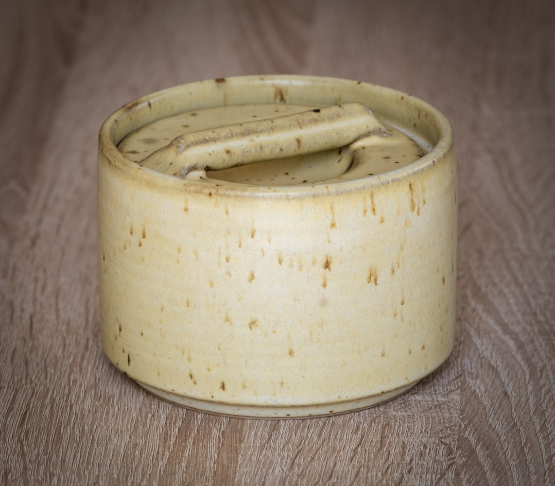 Topf mit geradem Deckel, gelb