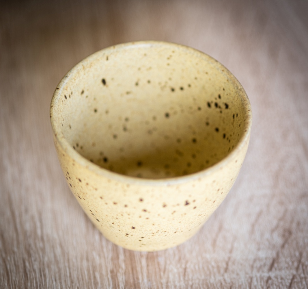 ovale Tasse gelb