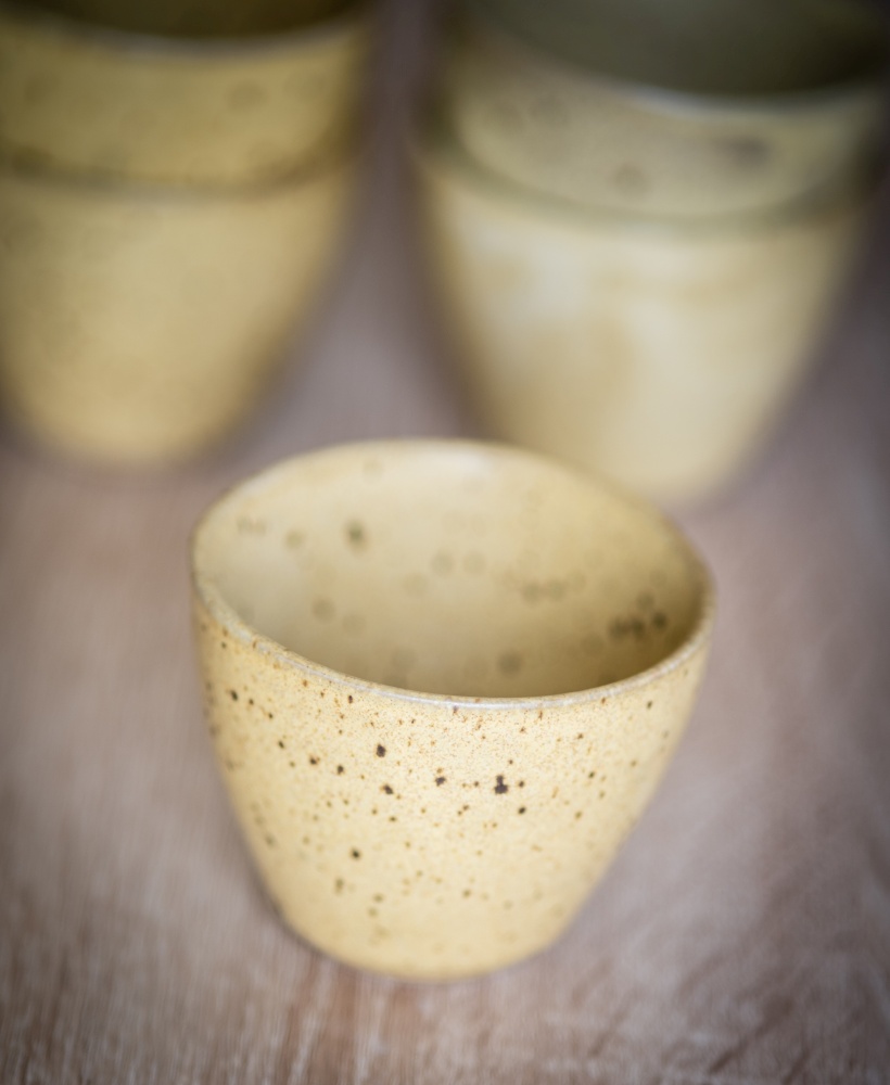 ovale Tasse gelb
