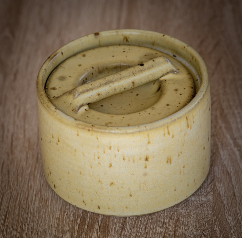 Topf mit geradem Deckel, gelb